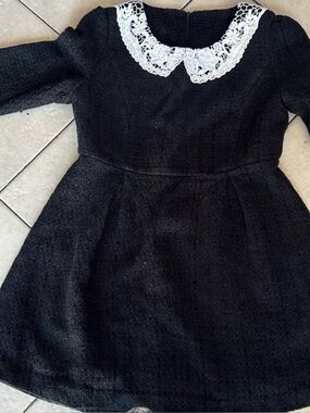 Elegant Black Dress with lace collar with pearls